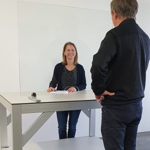 Durch eine Öffnung in der Spuckschutzwand aus Glas ist eine Übergabe von Medikamenten oder anderen Produkten möglich. Ebenfalls wird dadurch weiterhin der Schutz des Kunden sowie des Mitarbeiters beibehalten